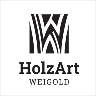 Schwarz-weißes Logo mit stilisierten Holzmaserungen über dem Schriftzug 'HolzArt WEIGOLD'.
