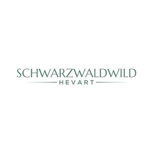 Schriftzug 'SCHWARZWALDWILD HEVART' in serifenloser Schrift mit Unterstreichung unter 'HEVART'