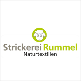 Logo mit stilisiertem Schafskopf in grünem Kreis über dem Text 'Strickerei Rummel Naturtextilien'.