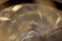 Nahaufnahme der Matrize beim Schneiden der Nudeln