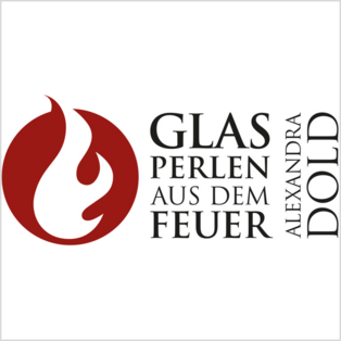 Rundes rotes Symbol mit weißer Flammenform, daneben der Text 'GLAS PERLEN AUS DEM FEUER ALEXANDRA DOLD' in Großbuchstaben.