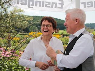 Geselliges Gespräch zwischen zwei Personen im Freien.