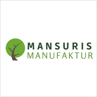 Grünes rundes Symbol mit stilisiertem Baum links, daneben der Text 'MANSURIS MANUFAKTUR' in Großbuchstaben, Schrift in Grün- und Dunkelgrüntönen.