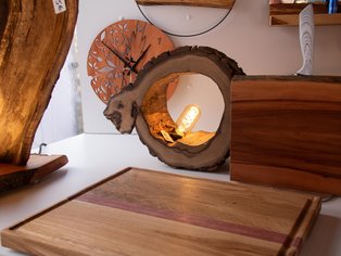 Marktstand mit Holzscheiben als Dekoration und Holzbrett im Vordergrund