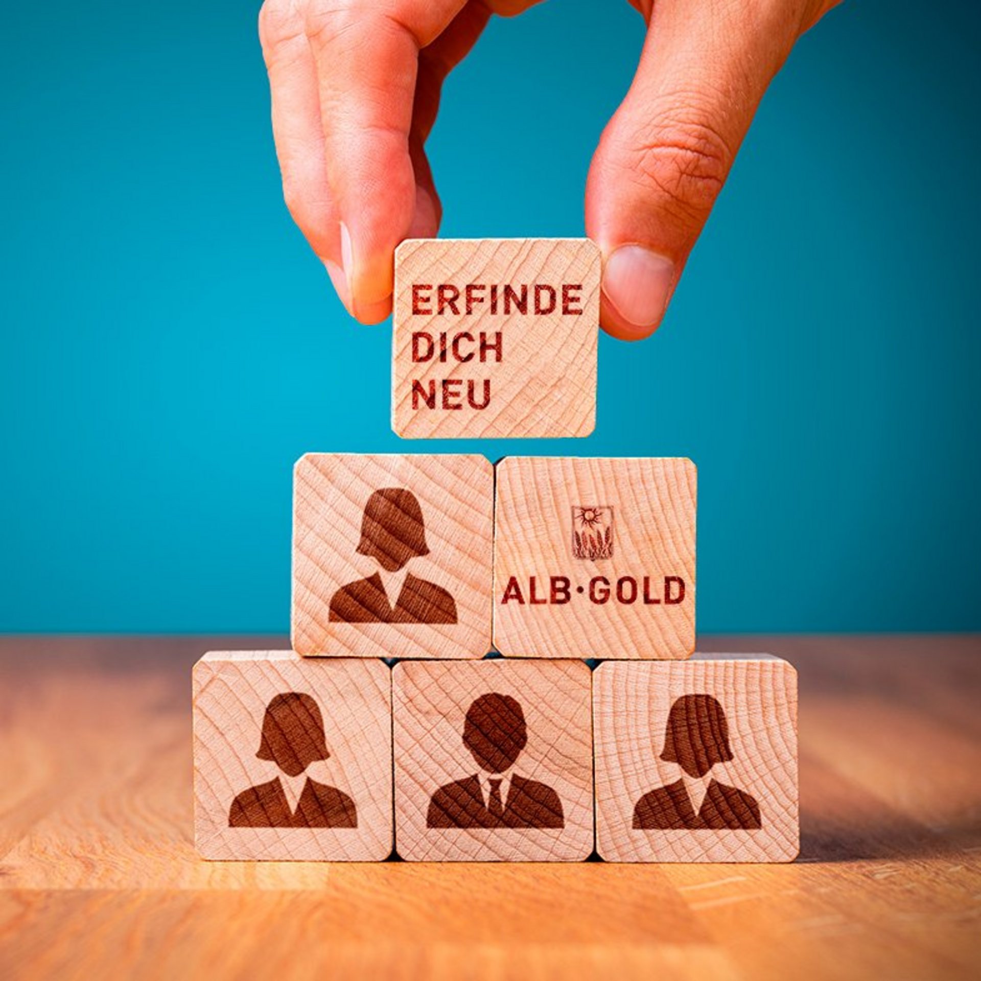 Holzklötze mit der Aufschrift 'Erfinde dich neu' und Figuren, die Kreativität symbolisieren. Holzklötze mit der Aufschrift 'Erfinde dich neu' und Figuren, die Kreativität symbolisieren.