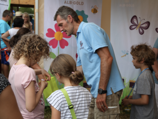 Kinder haben Spaß beim Lernen über Natur und Umwelt.