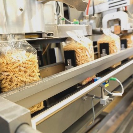 Verpackungsmaschine in der Nudelproduktion