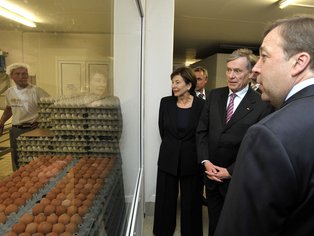 Horst Köhler und seine Frau befinden sich vor einem großen Sichtfenster beim Eiaufschlag.