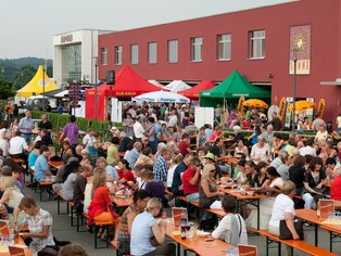 Belebte Atmosphäre mit vielen Besuchern auf einem Fest bei ALB-GOLD.