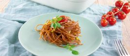 Dinkel Vollkorn Spaghetti-Nester mit Zucchini und Tomaten