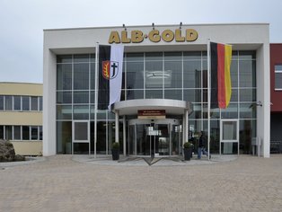 ALB-GOLD Gebäude und Eingangstür