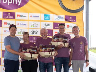 Übergabe der ALB-GOLD Trophy Gewinne an die Gewinner mit Trophäen und Preisen.