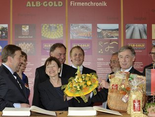 Bundespräsident Köhler bei der Besichtigung von ALB-GOLD.