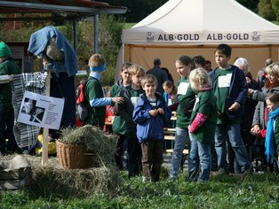 Kinder beim Fest mit Aktivitäten und Ständen