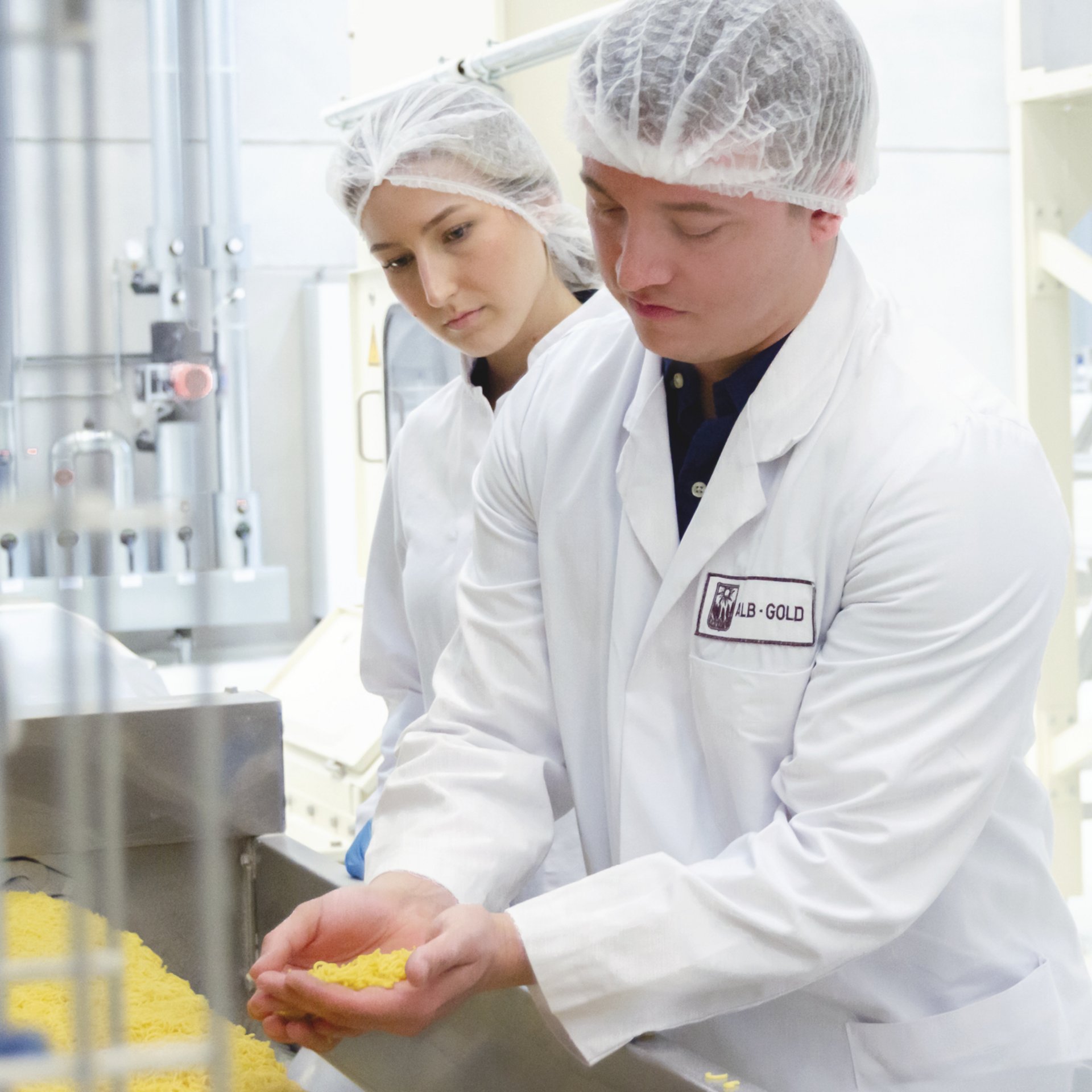 Qualitätskontrolle in der Lebensmittelproduktion mit Fokus auf den hergestellten Nudeln. Qualitätskontrolle in der Lebensmittelproduktion mit Fokus auf den hergestellten Nudeln.