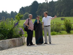 Drei Personen, die sich im ALB-GOLD Naturgarten unterhalten.
