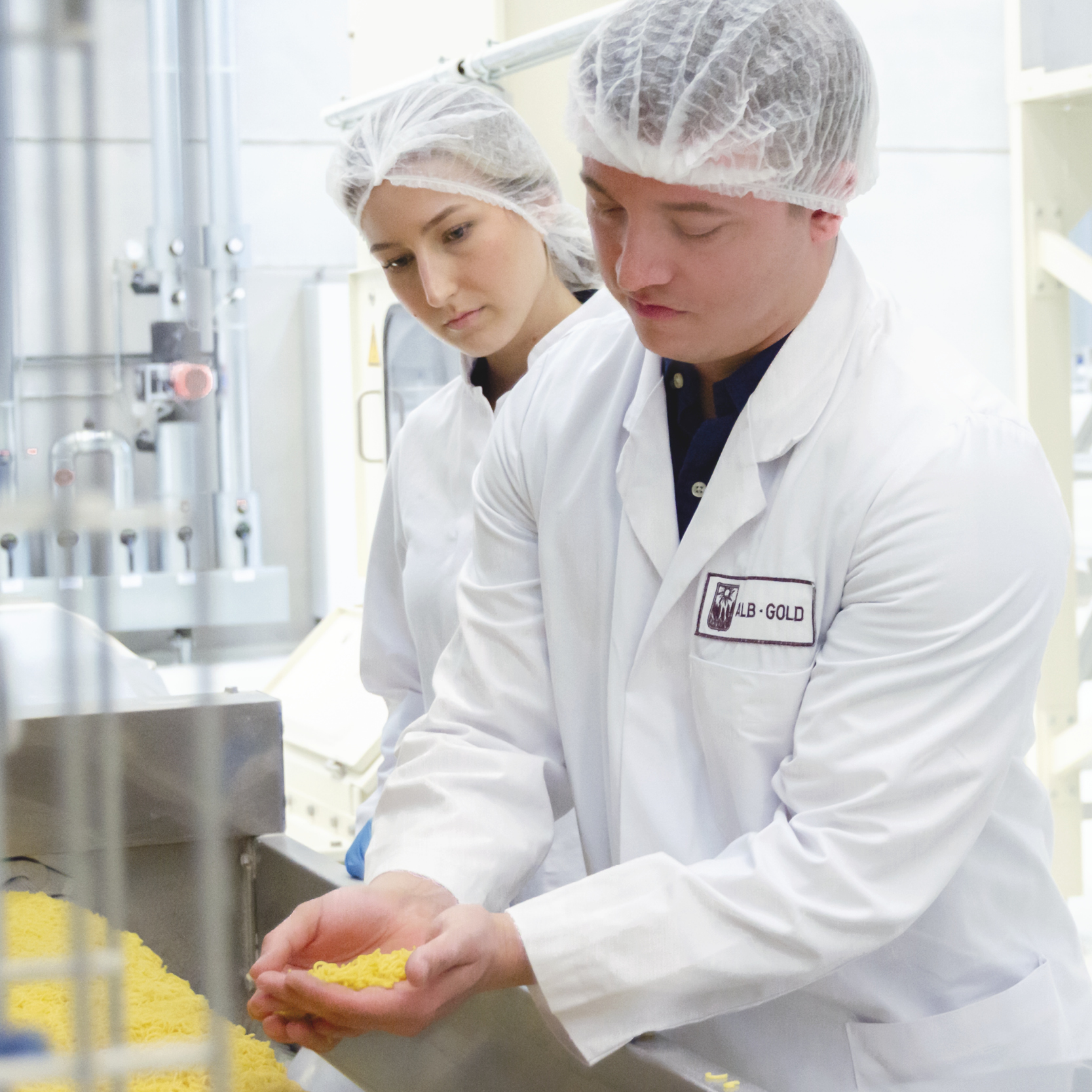 Qualitätskontrolle in der Lebensmittelproduktion mit Fokus auf den hergestellten Nudeln.